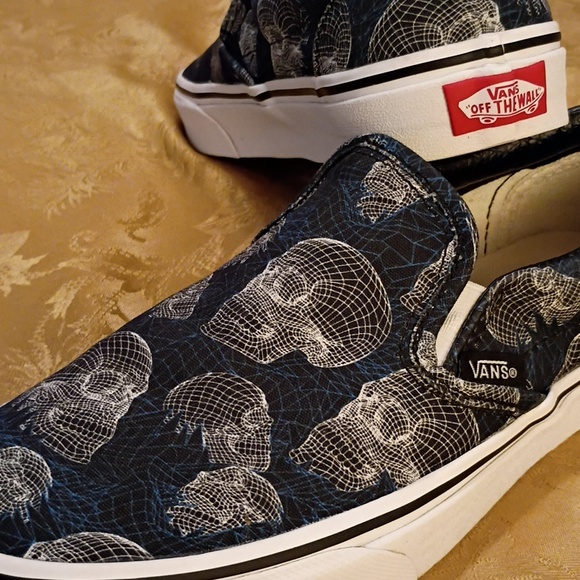 VANS RARE Black and White Skull Pattern Slip-Ons Women's 7.0 Men's 5.5 - Picture 2 of 14